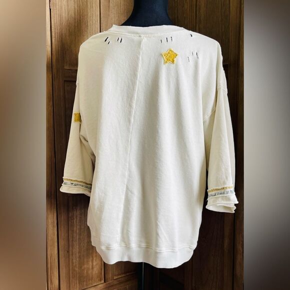 EUC Women’s distressed short sleeve shirt. - Picture 6 of 7